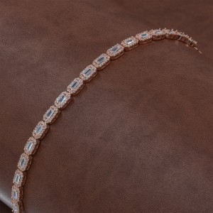 سوار الرغيف الفرنسي من الفضة مزين بأحجار الزركون المستطيلة سوار الرغيف الفرنسي من الفضة مزين بأحجار الزركون المستطيلة