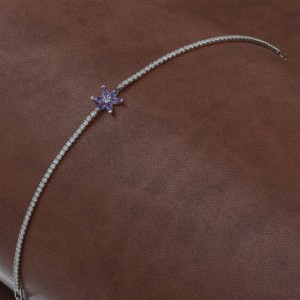 سوار التنس من الفضة الاسترلينية بحجر الزركون وزهرة البنفسج في المنتصف سوار التنس من الفضة الاسترلينية بحجر الزركون وزهرة البنفسج في المنتصف