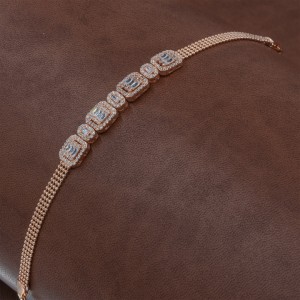 سوار نسائي من الفضة الإسترلينية عيار 925 مطلي باللون الذهبي و المزين بحجر الزركون المربع الجذاب سوار نسائي من الفضة الإسترلينية عيار 925 مطلي باللون الذهبي و المزين بحجر الزركون المربع الجذاب