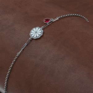 925 Silver Bracelet with White Flower of Optimism and Teardrop Zircon Stone 925 Silver Bracelet with White Flower of Optimism and Teardrop Zircon Stone