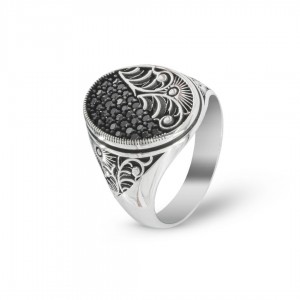 A Luxurious Sterling Silver Ring Studded with Zircon, Decorated with Engravings in the form of Floral Motifs and Rising Sun A Luxurious Sterling Silver Ring Studded with Zircon, Decorated with Engravings in the form of Floral Motifs and Rising Sun