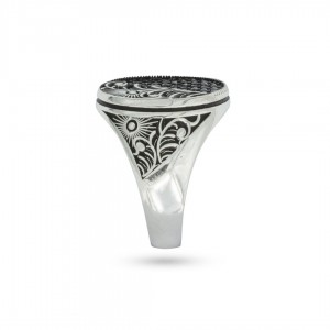 A Luxurious Sterling Silver Ring Studded with Zircon, Decorated with Engravings in the form of Floral Motifs and Rising Sun A Luxurious Sterling Silver Ring Studded with Zircon, Decorated with Engravings in the form of Floral Motifs and Rising Sun